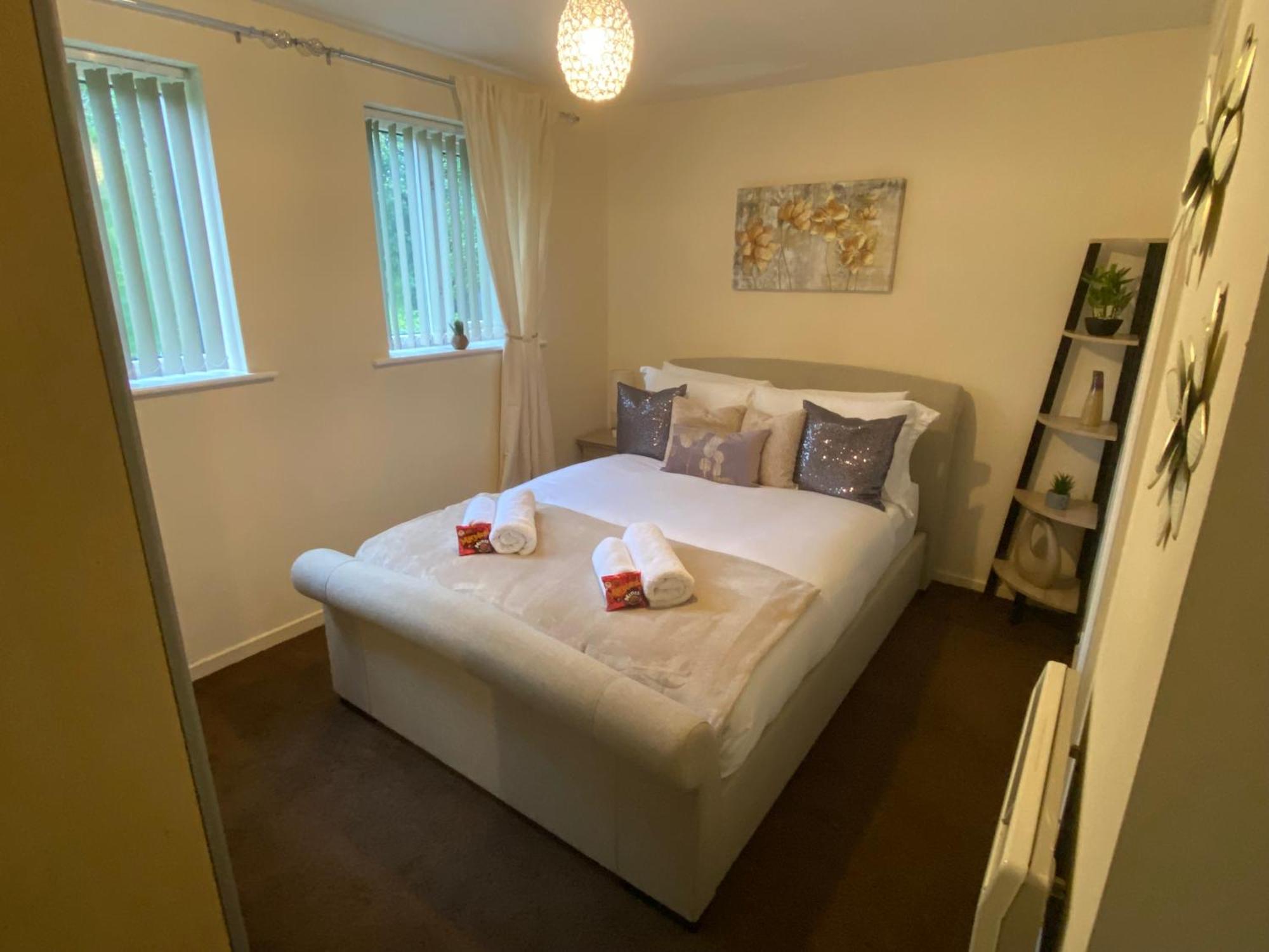 Lovely 2 Dbl Bed Apartment Near Heaton Park And North Manchester Hospital With Parking ภายนอก รูปภาพ