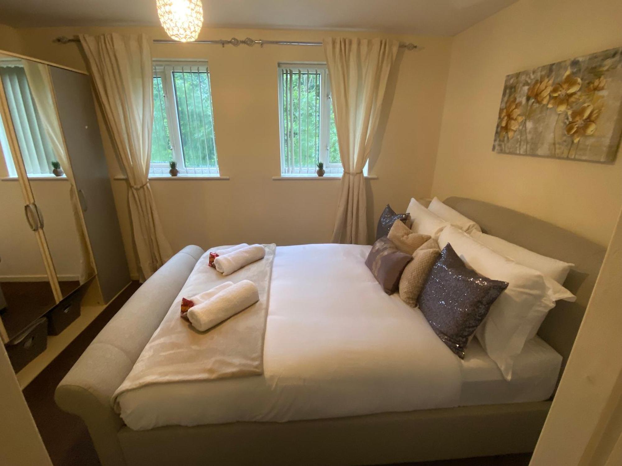 Lovely 2 Dbl Bed Apartment Near Heaton Park And North Manchester Hospital With Parking ภายนอก รูปภาพ