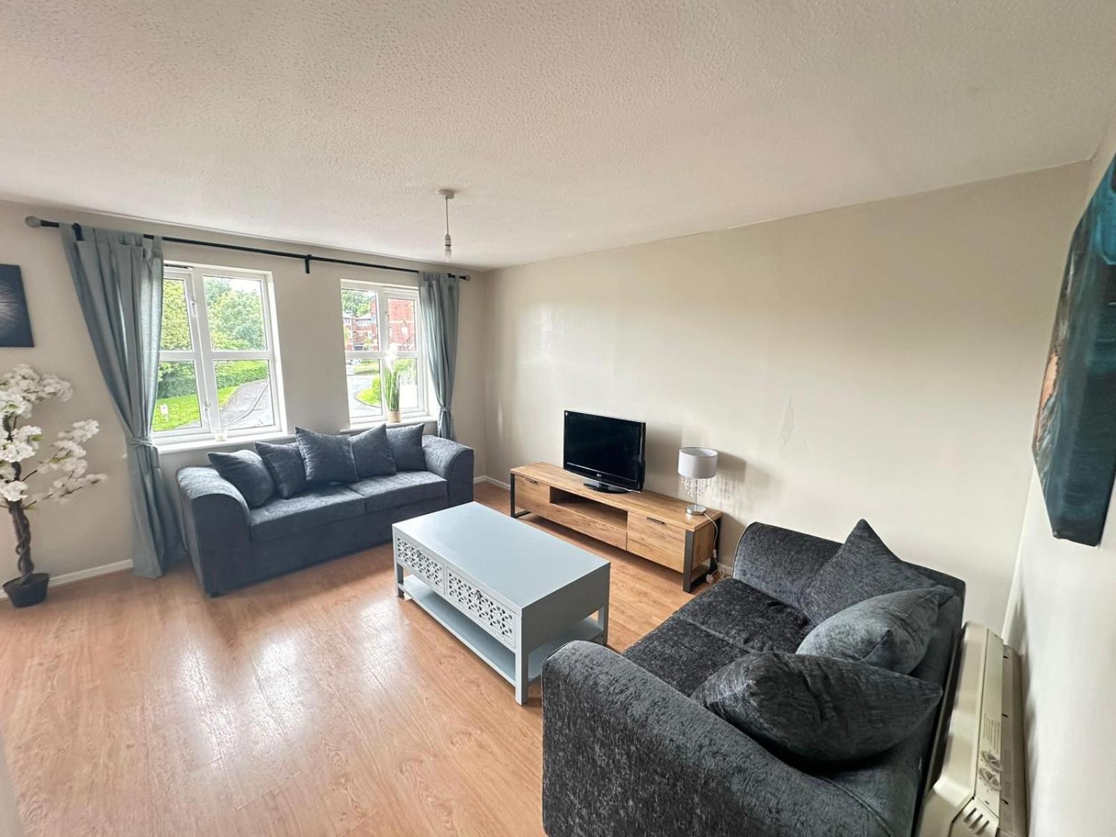 Lovely 2 Dbl Bed Apartment Near Heaton Park And North Manchester Hospital With Parking ภายนอก รูปภาพ