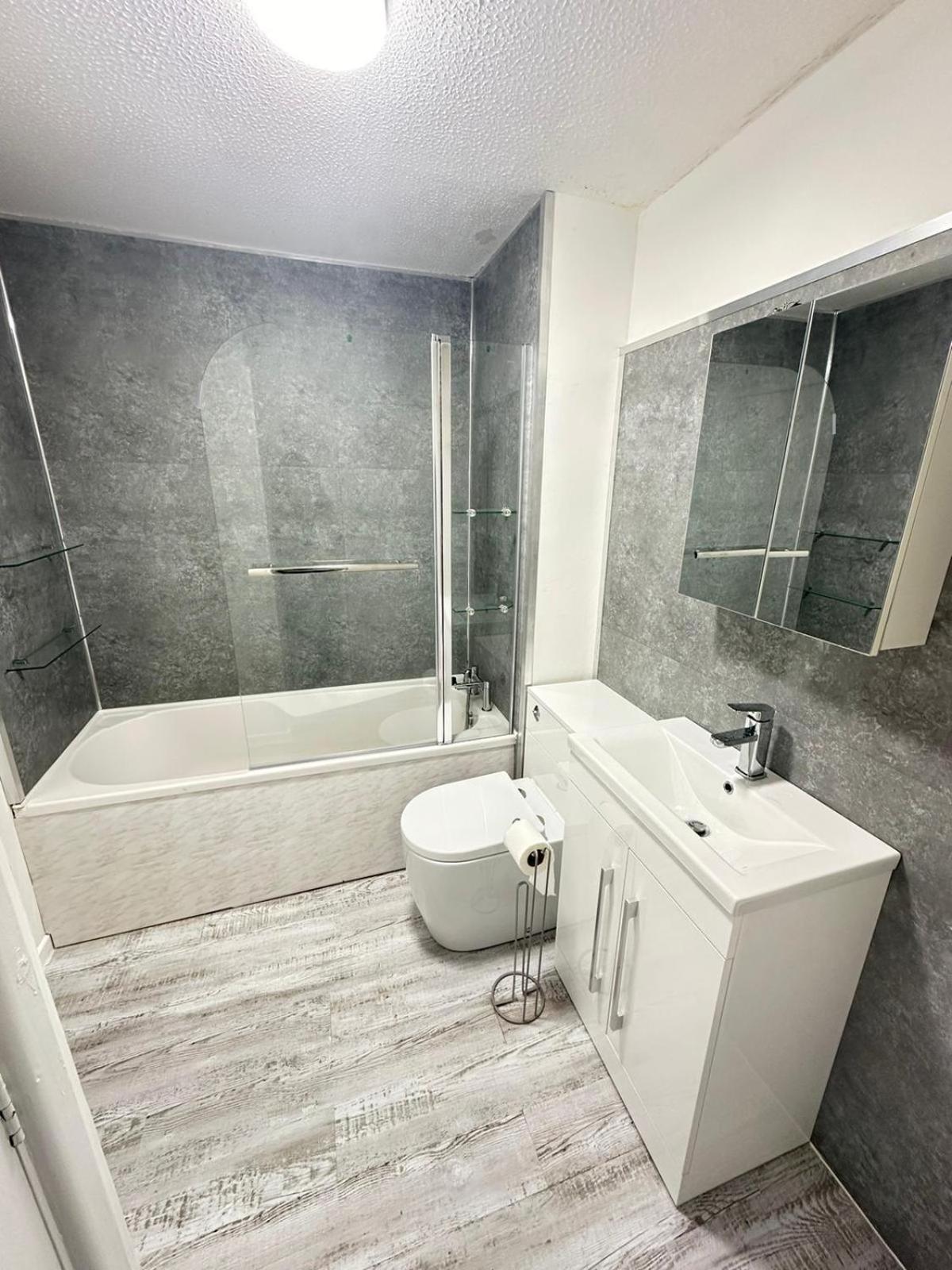 Lovely 2 Dbl Bed Apartment Near Heaton Park And North Manchester Hospital With Parking ภายนอก รูปภาพ
